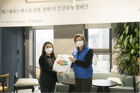 힐케 얀센(오른쪽) 메르세데스 벤츠 사회공헌위원회 부의장이 사회복지법인 아이들과미래재단에 '따뜻한 겨울나기 키트'를 전달한 후 기념사진을 찍고 있다.<메르세데스 벤츠 파이낸셜 서비스 코리아 제공>